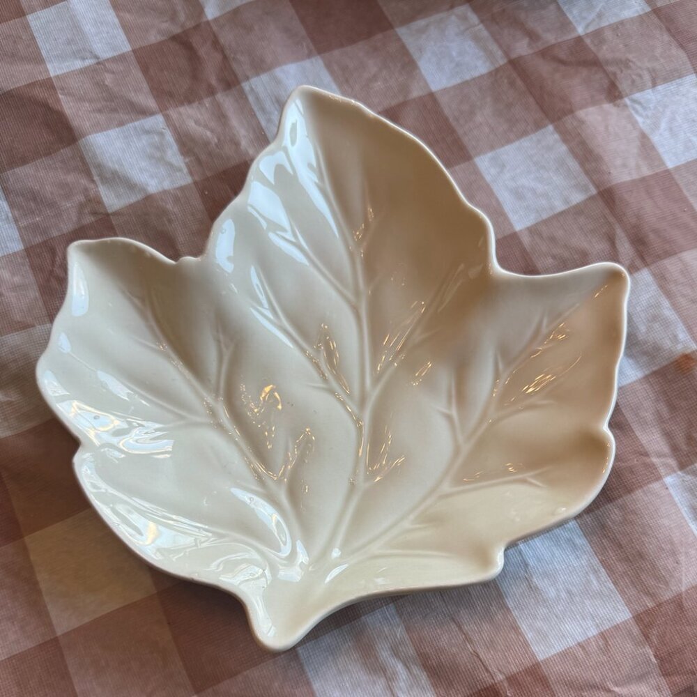 Better Homes and Garden heritage collection 2011 Leaf plate